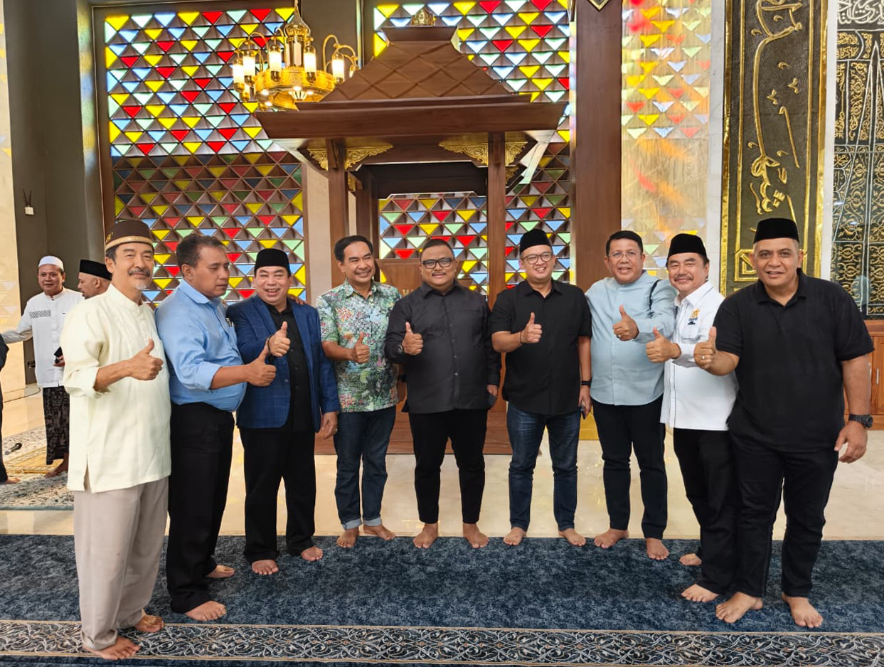 Dalam rangka Mukab IX Kadin Kabupaten Bogor, Panitia dan Ibu Ketua KADIN Kab. Bogor melaksanakan Sholat Azhar dan Doa Bersama di Masjid Nurul Wathon.